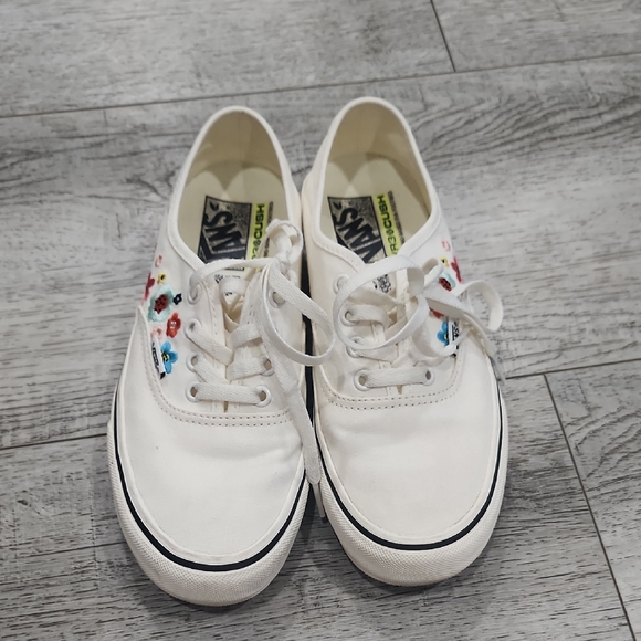 Vans White Flats with Floral Design - Picture 2 of 10